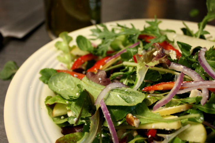 Салат без помидоров рецепт простой. Легкий салат. Салат из зелени. Салаты без майонеза. Вкусный овощной салат без майонеза.