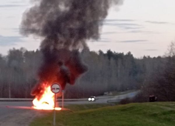 В Ивановской области автомобиль вспыхнул как факел на проезжей части