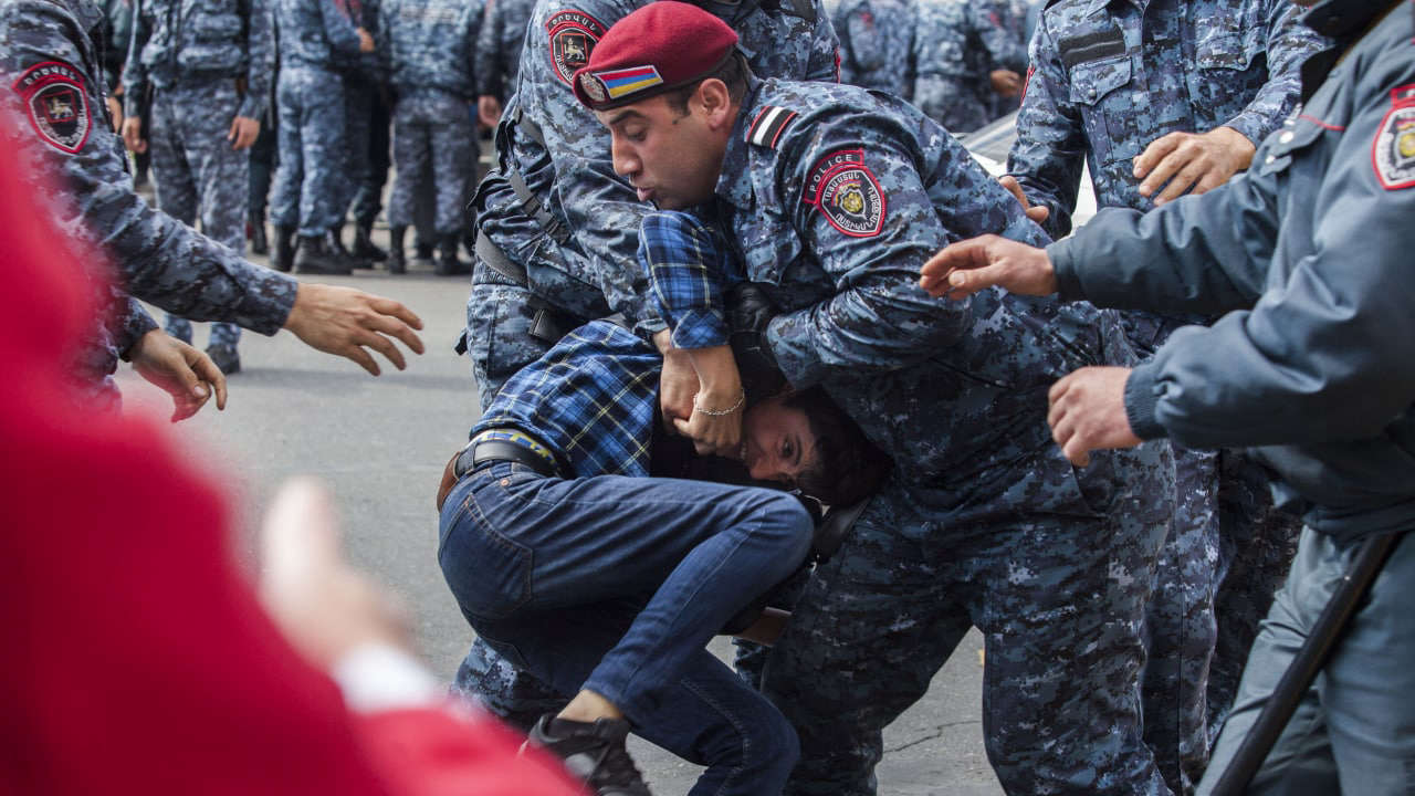 Полиция начала задерживать активистов в центре Еревана