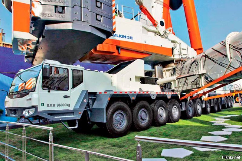 Вот как выглядит самый большой автомобильный кран в мире 