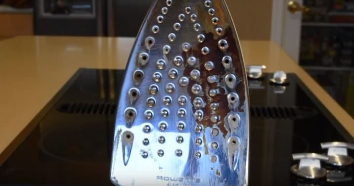 Как почистить утюг при помощи подручных средств