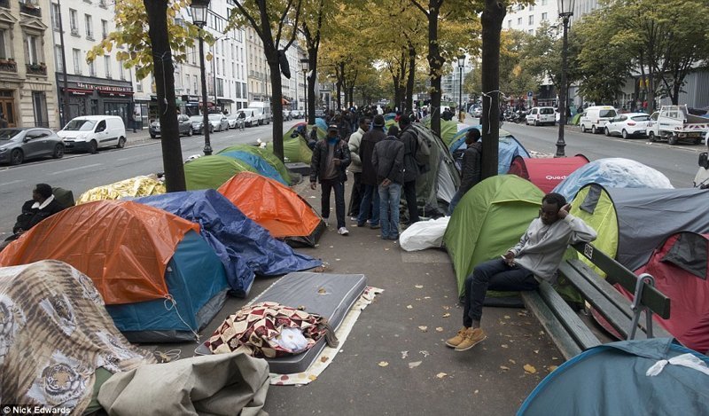 А это лагеря беженцев, практически в центре Парижа - этим уже никого не удивишь. Власти периодически чистят эти клоаки, но они возникают вновь и вновь грязь, изнанка, курорты, нищета, путешествия, трущобы