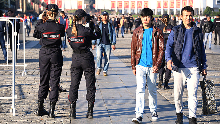 РАЗДВОЕНИЕ МВД: ОДНИ ГЕНЕРАЛЫ ОБЛИЧАЮТ МИГРАНТСКУЮ ПРЕСТУПНОСТЬ, ДРУГИЕ – ЕЁ ОТРИЦАЮТ