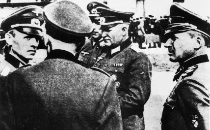 На фото: генерал-лейтенант (c 9 апреля 1945) Вермахта в период Второй мировой войны, один из руководителей разведки на Восточном фронте Рейнхард Гелен(слева)