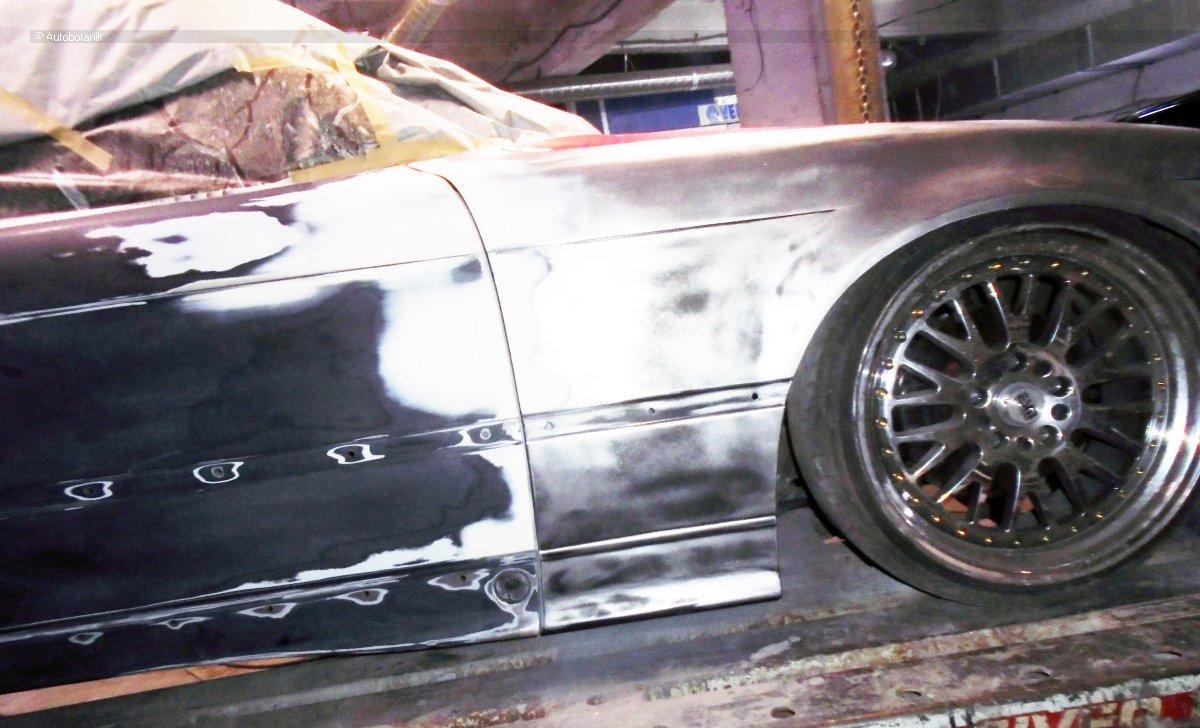 Свежий весенний цвет на старый кабриолет Свежий весенний цвет на старый кабриолет авто и мото