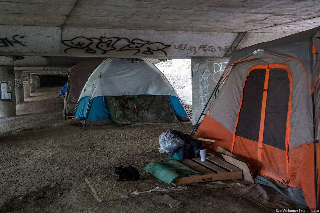 Бомжи на заброшках. Палаточный лагерь бездомных в США.