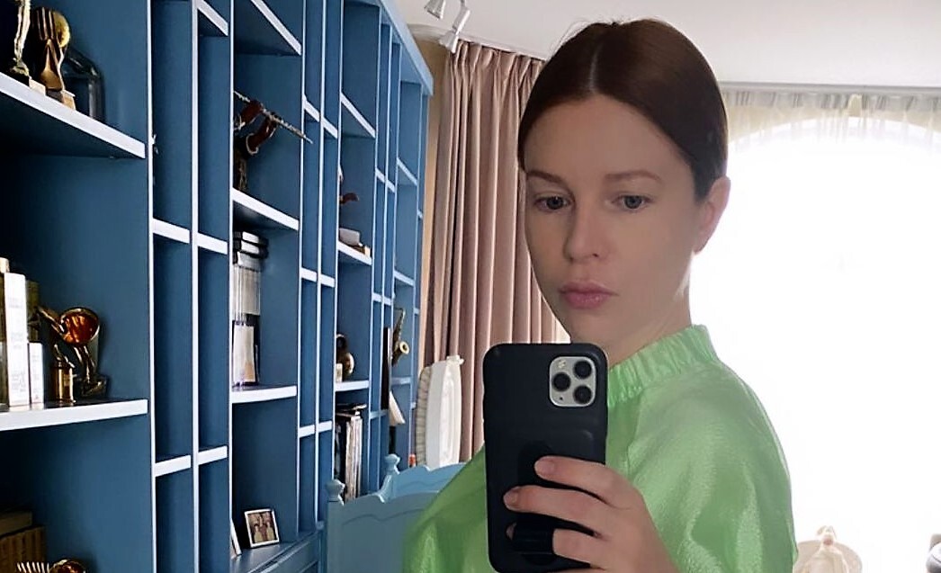 Беременная Подольская подчеркнула стройную фигуру ярким шелковым платьем: «Решила дома быть нарядной»