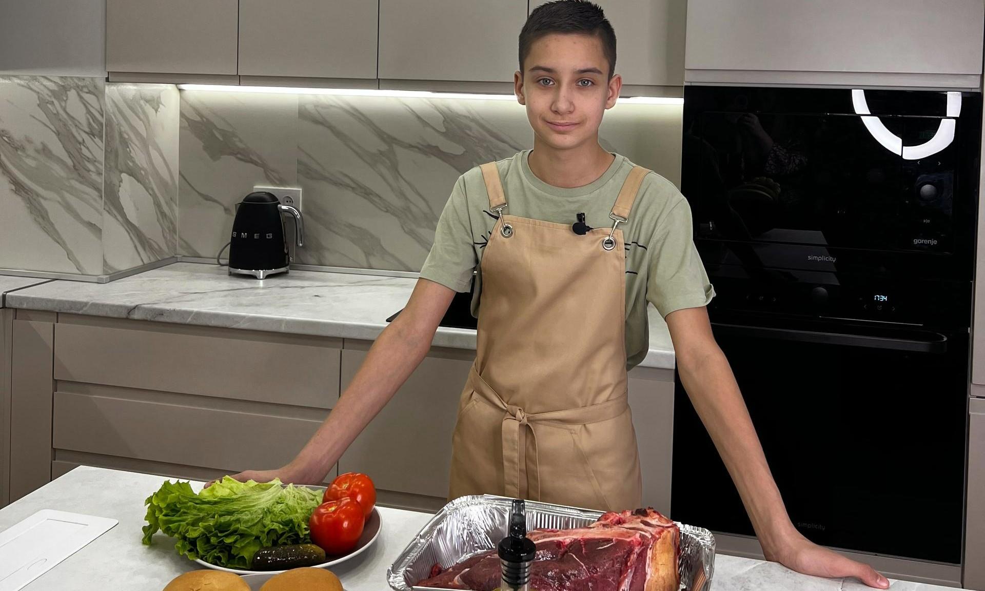 В 7 лет приготовил маффины, а сейчас — популярный фудблогер: что известно о 15-летнем Егоре из Улан-Удэ