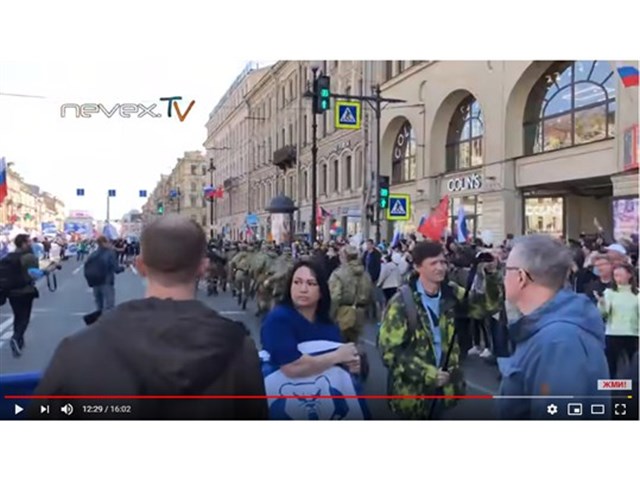 Американцы обкатали «цветные технологии» на Первомайском шествии в Петербурге колонна