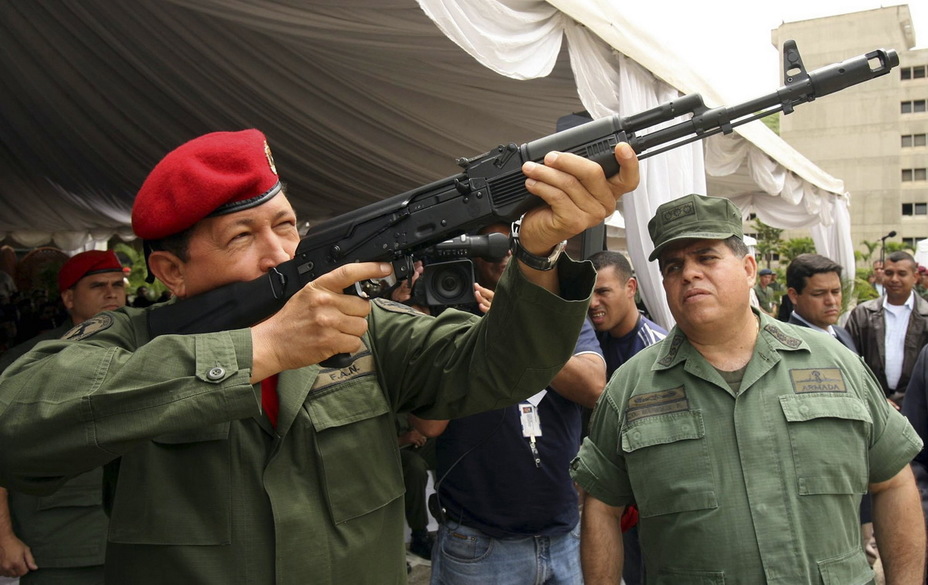 ​Президент Венесуэлы Уго Чавес с АК103 all4shooters.com - Новое поколение автоматов Калашникова | Warspot.ru
