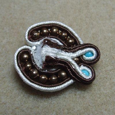 Сутажная вышивка - вид вышивания не только для одежды, но и для создания укпашений. МК в фото и видео