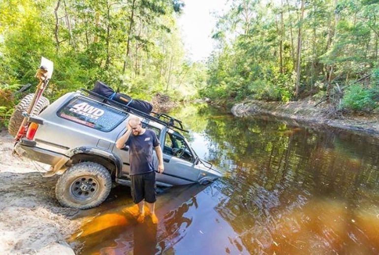 Хороший джип застрянет там, куда не каждый трактор доедет Хороший джип застрянет там, куда не каждый трактор доедет авто и мото,автомобили,автоновости,машины,Россия