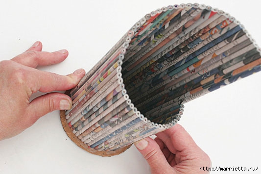 Плетение из газет - подставка для инной бутылки Плетение из газет - подставка для инной бутылки плетение из газет,своими руками,сделай сам