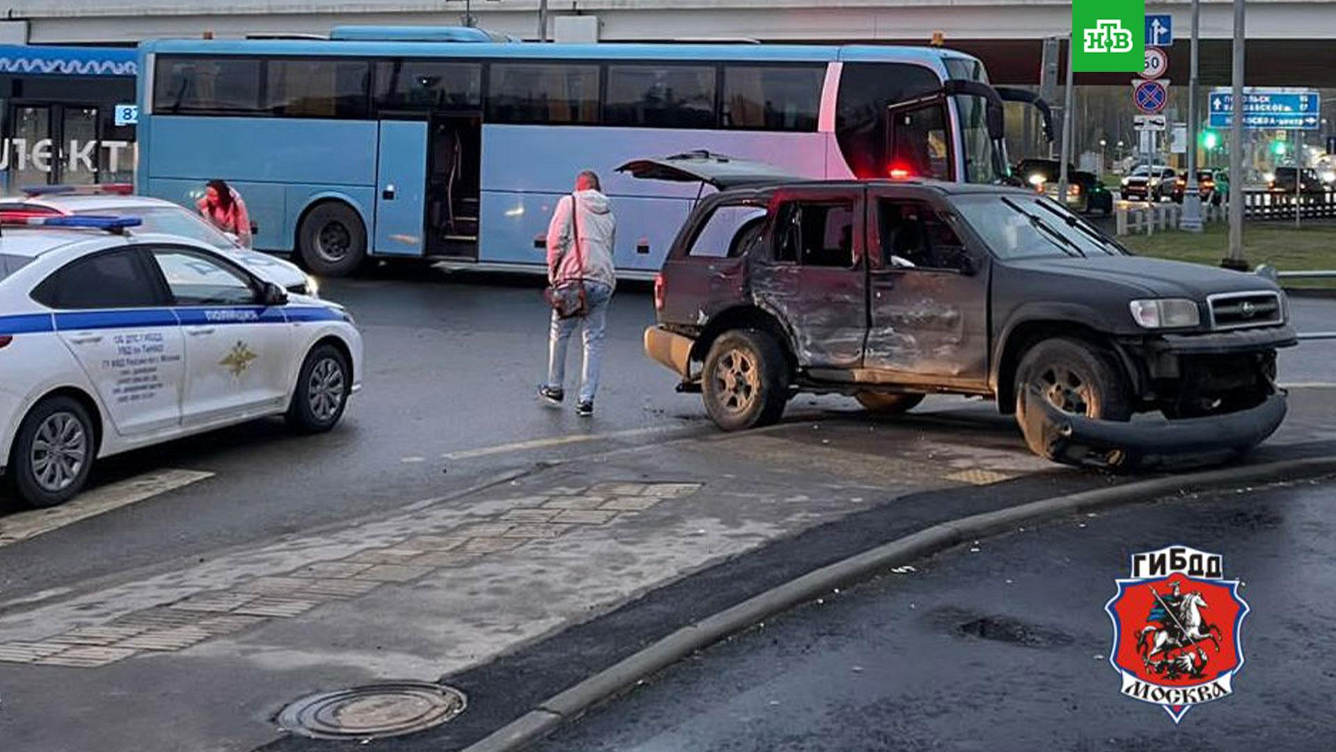 Сейчас 17 октября. Авария автобус 398 Калужское шоссе. Авария на Калужском шоссе. ДТП В новой Москве на Калужском шоссе.