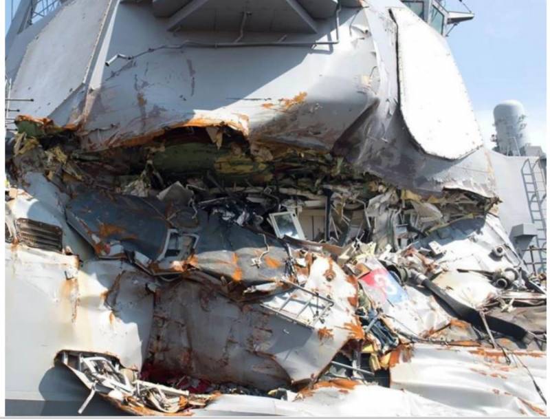 Последствия cтолкновения USS Fitzgerald с контейнеровозом ASX Crystal