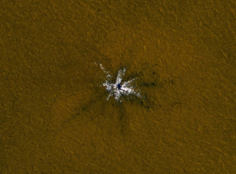 Молодой кратер 2008 года со следами льда космос, марс, пейзаж, природа