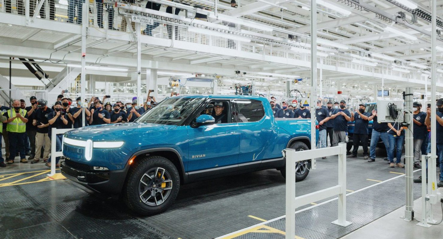 Первый серийный электромобиль Rivian R1T сошел с конвейера