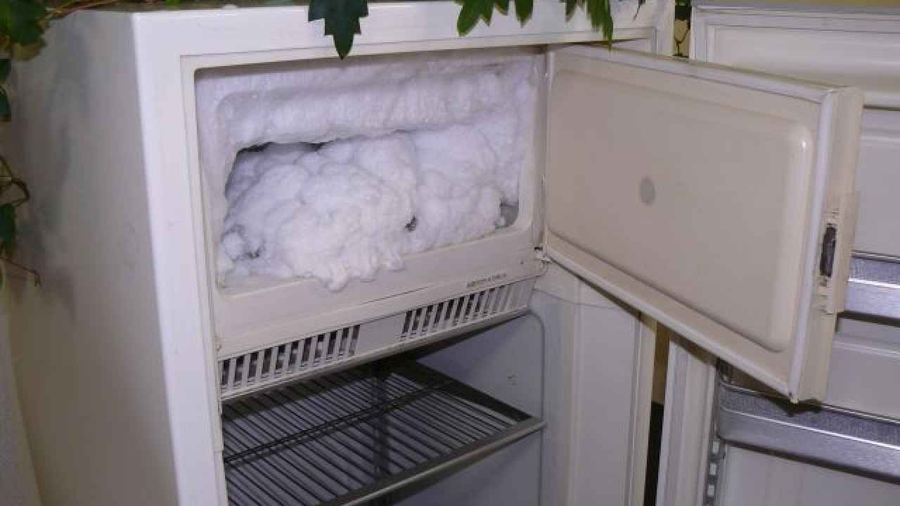 лед в морозилке. разморозить холодильник. шуба в морозилке. холодильник морозилка. холодильник индезит морозилка намерзает лед.
