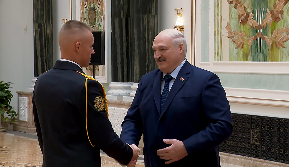 "Чем больше будет таких сотрудников, тем наше подразделение будет сильнее". Никита Дедин - милиционер, белорусский герой, спасший жизнь другого человека