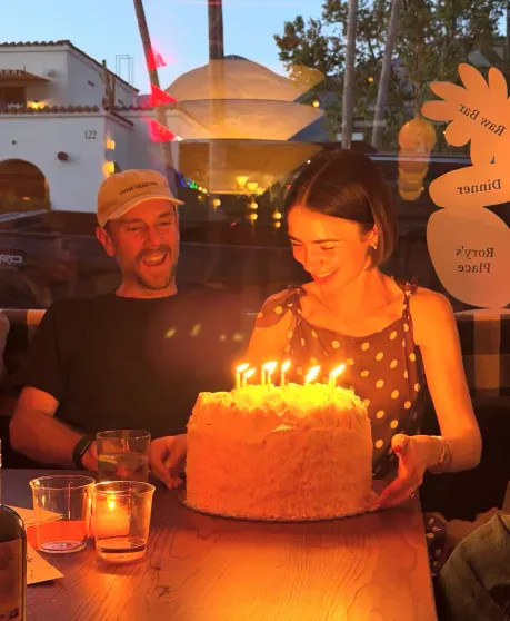 Лили Коллинз отпраздновала день рождения с мужем и дочерью