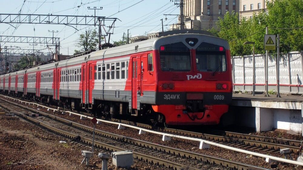 Длинные очереди из желающих спрятаться от жары за городом скопились на Финляндском вокзале