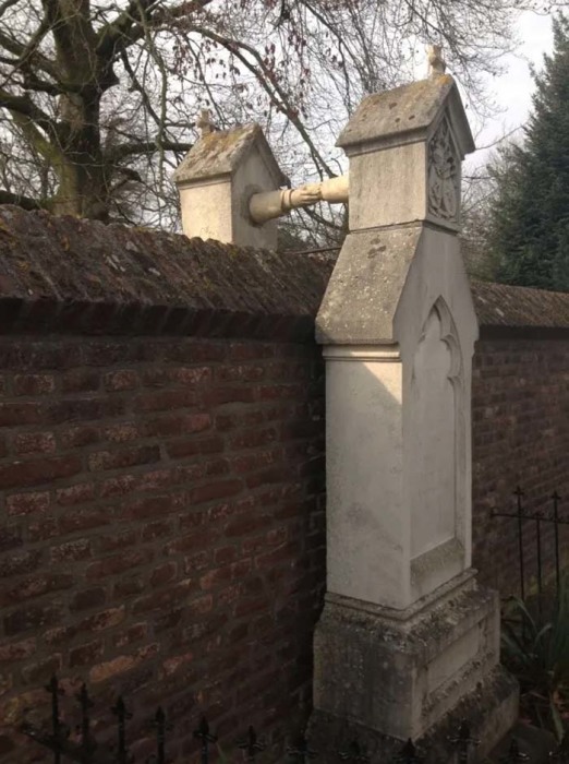 Памятник, соединяющий две могилы