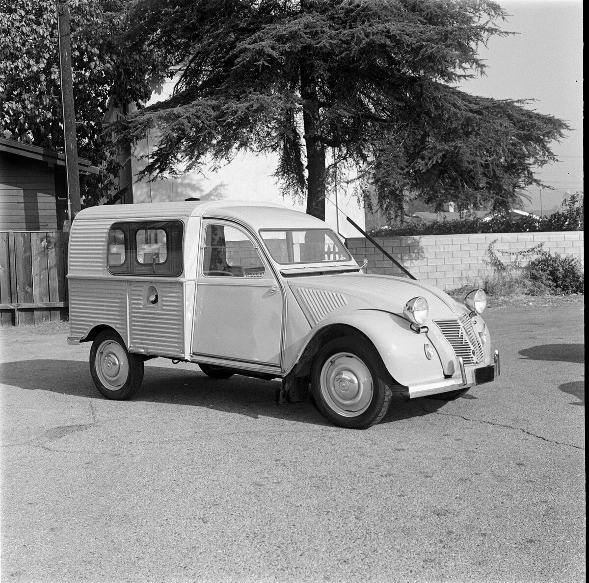 Citroen 2CV Fourgonnette - Фургон для бедных французских фермеров Citroen 2CV Fourgonnette - Фургон для бедных французских фермеров история
