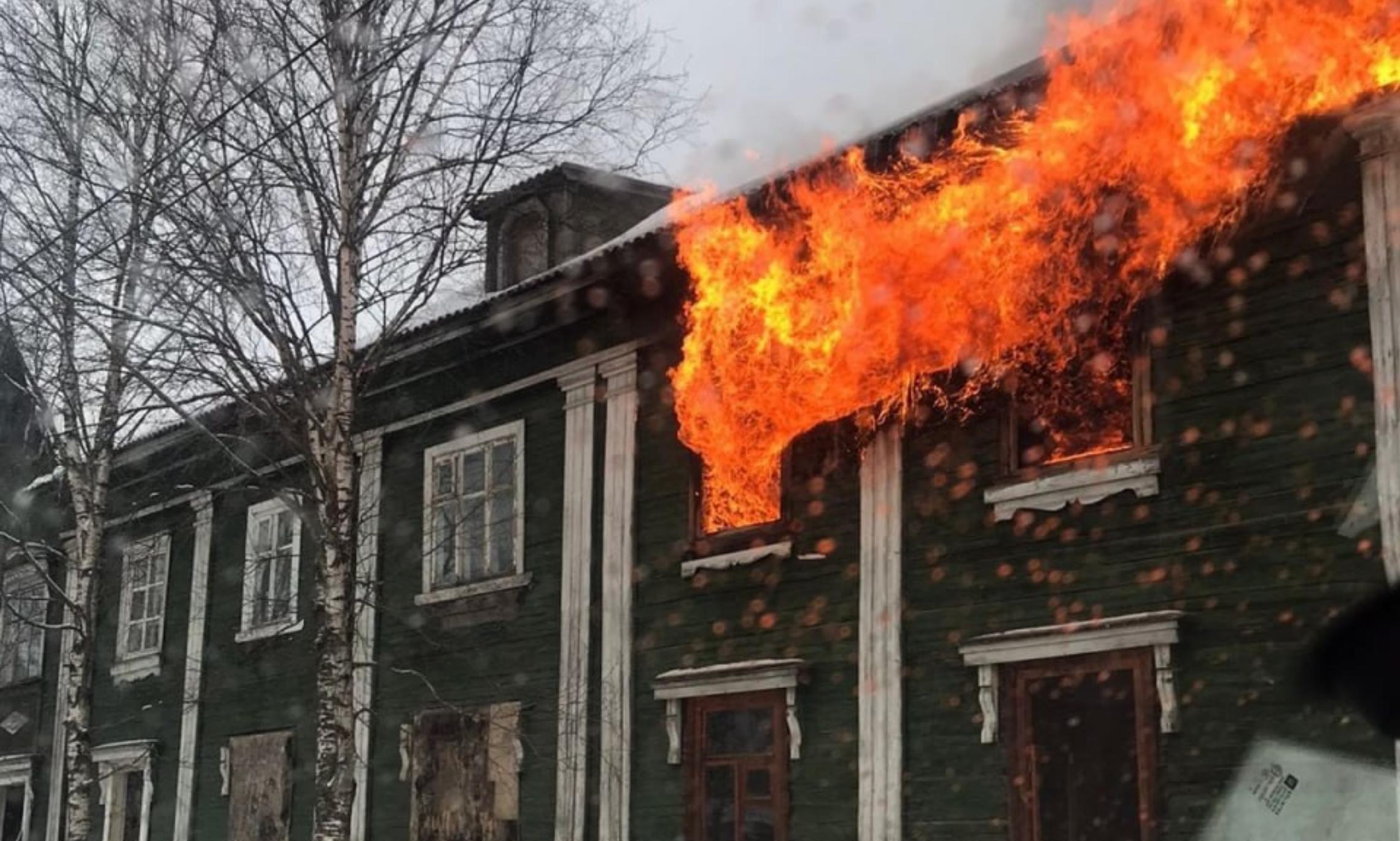 В Новодвинске произошёл серьёзный пожар в нежилом деревянном доме