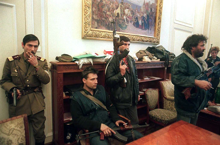 Архивное фото. Солдаты и повстанцы сидят в кабинете румынского генсека Чаушеску (Румыния). Он будет казнен.