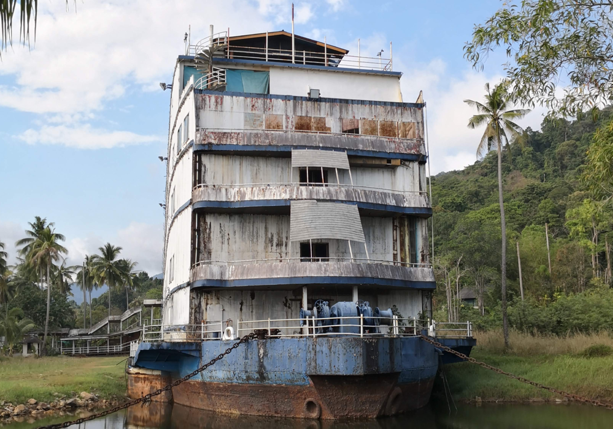 Заброшенное судно-отель в тайских джунглях Азия,гостиницы,заброшки,Таиланд