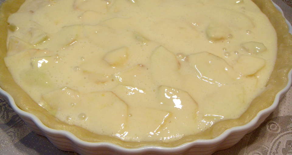 Полученным кремом залить яблоки и отправить пирог в разогретую до 180 градусов духовку на 45 минут.
