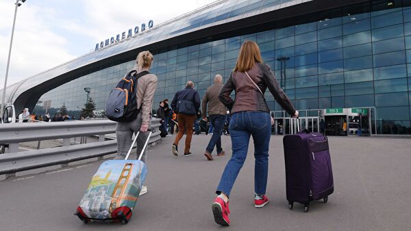 Пассажиры в аэропорту Домодедово