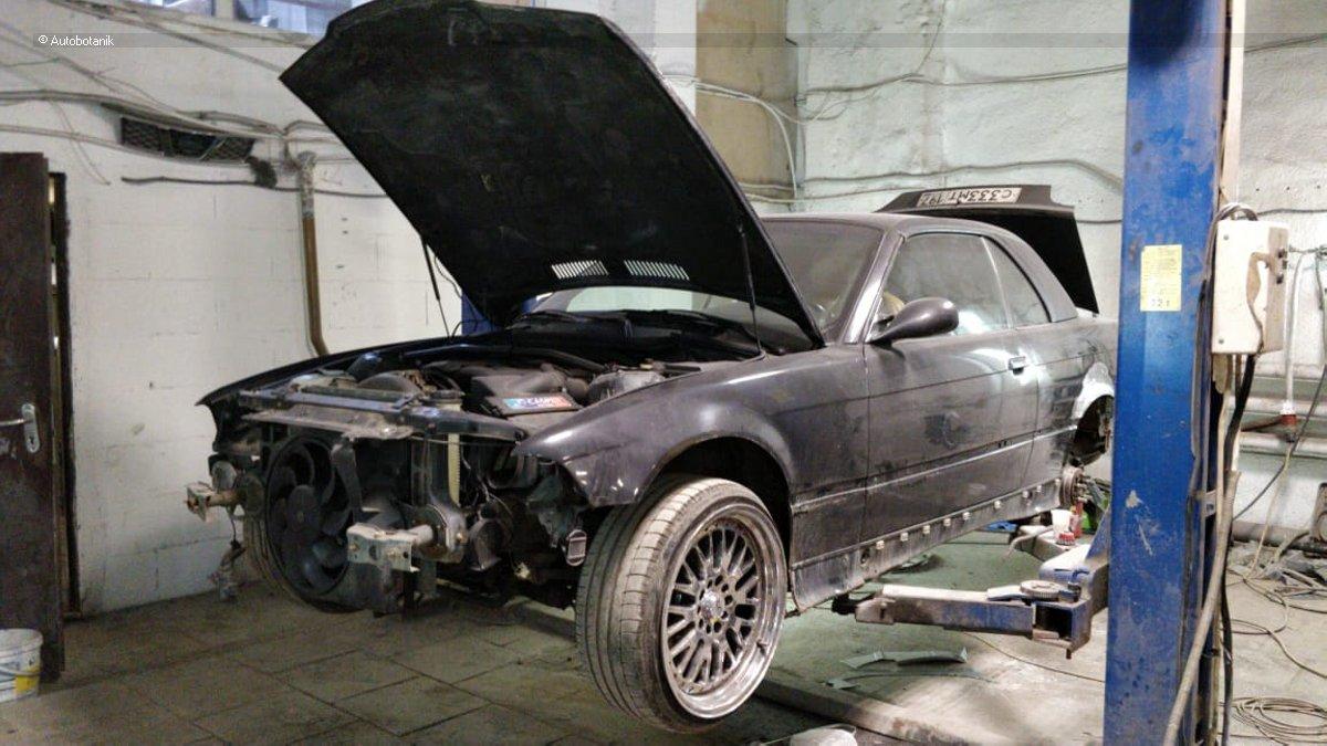 Свежий весенний цвет на старый кабриолет Свежий весенний цвет на старый кабриолет авто и мото