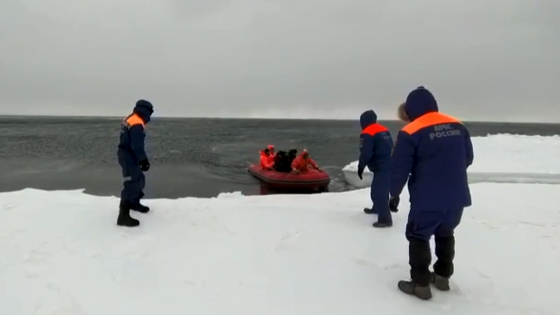 Два рыбака поймали 36. Рыбаки на льдине. МЧС спасает рыбаков на льдине. Спасение касаток на Сахалине. МЧС спасают льдины.