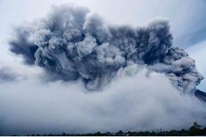 Причины взрывов на вулкане Эбеко изучают сибирские геологи