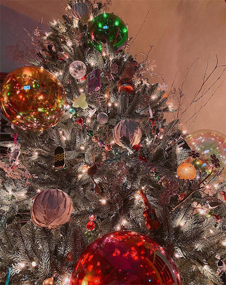 Хватит терпеть: Селена Гомес, Джиджи Хадид, Рози Хантингтон-Уайтли и другие звезды, уже нарядившие елки к Рождеству Хватит терпеть: Селена Гомес, Джиджи Хадид, Рози Хантингтон-Уайтли и другие звезды, уже нарядившие елки к Рождеству Звезды,Новости о звездах