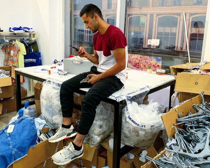 Синдром накопительства плюшкин. Шкаф с вещами. Человек который хранит вещи. Ненужные вещи. Человек с кучей вещей.