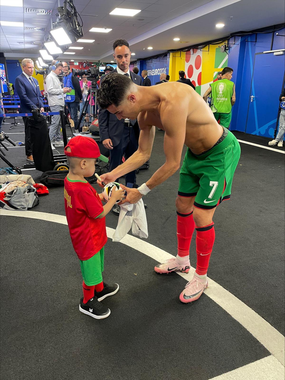 Роналду встретился с неизлечимо больным 4-летним мальчиком после матча со Словенией. Криштиану сфотографировался с Аваром и дал ему автографы