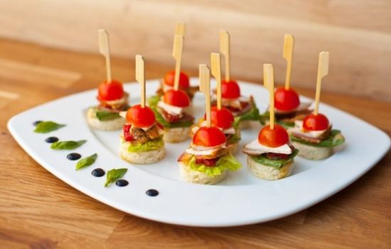 бутерброды на шпажках
