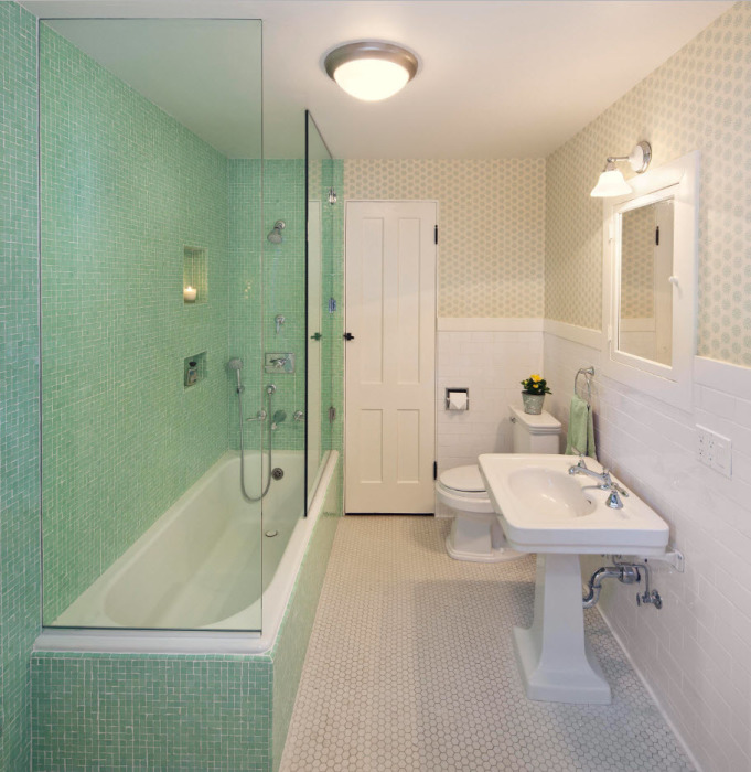 Многие из современных тенденций в оформлении ванных комнат перекликаются с мотивами классической стилистики.