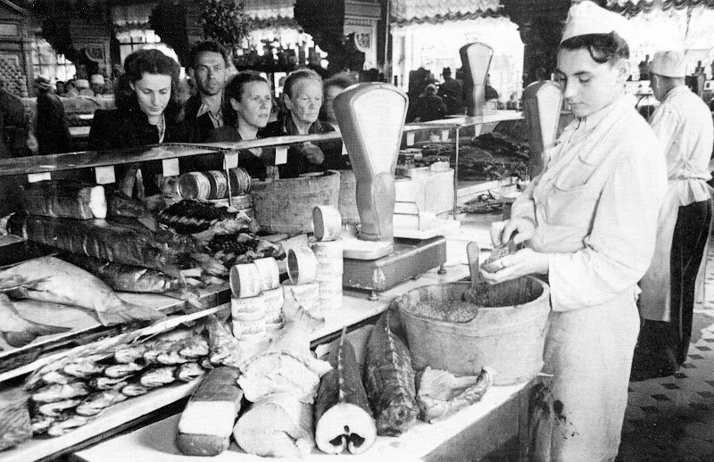 За 15 лет Советская торговля от хлебных карточек 41-45-го , дошла до икры и осетров в продаже.