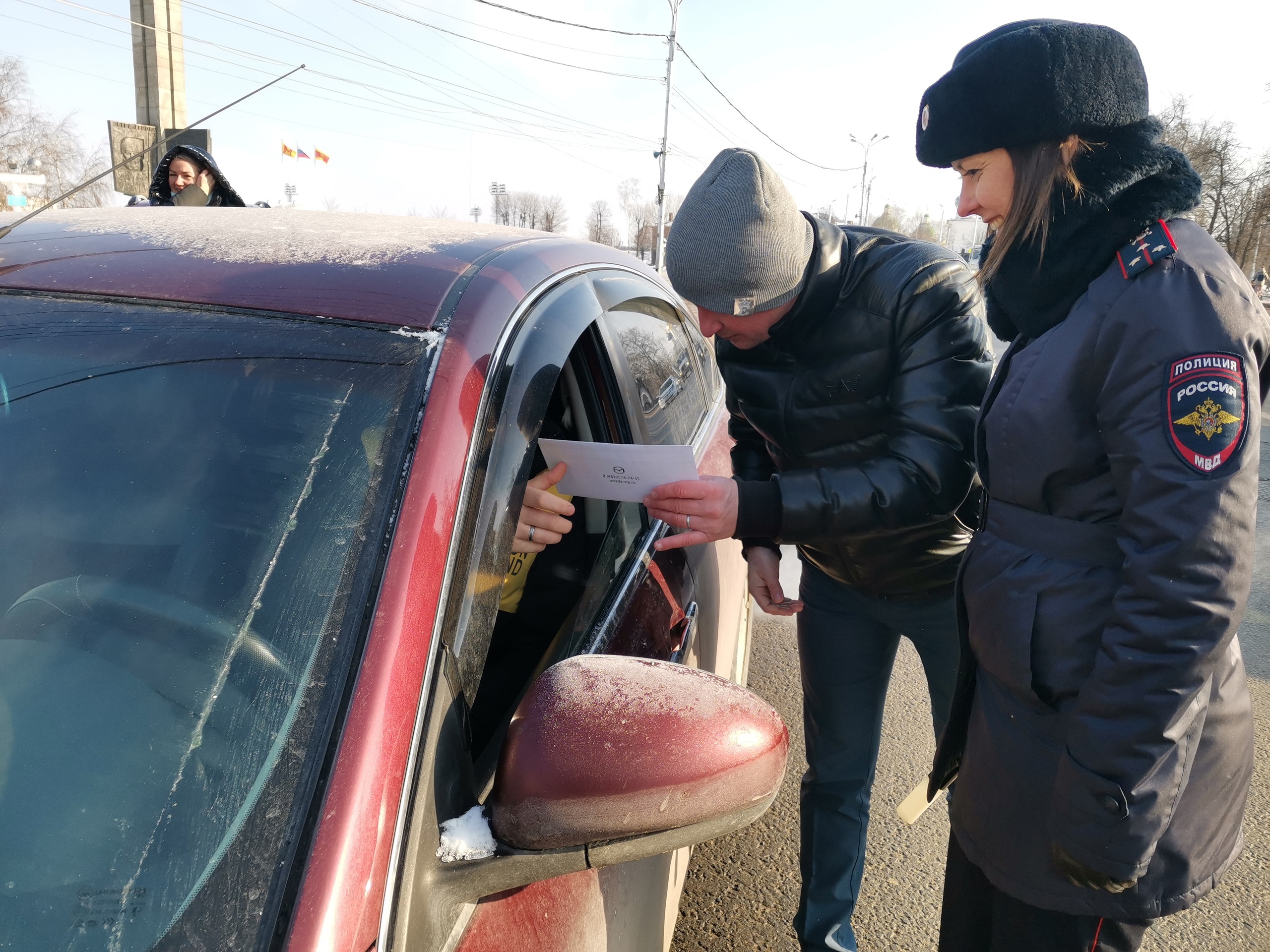 В Твери женский патруль поздравил водителей-мужчин с наступающим 23 февраля