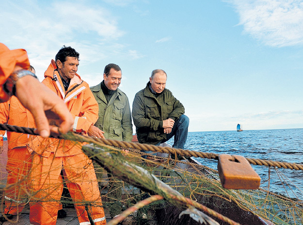 Здешние рыбари ловят добычу с помощью невода, на больших деревянных лодках под парусами. Фото: © Reuters
