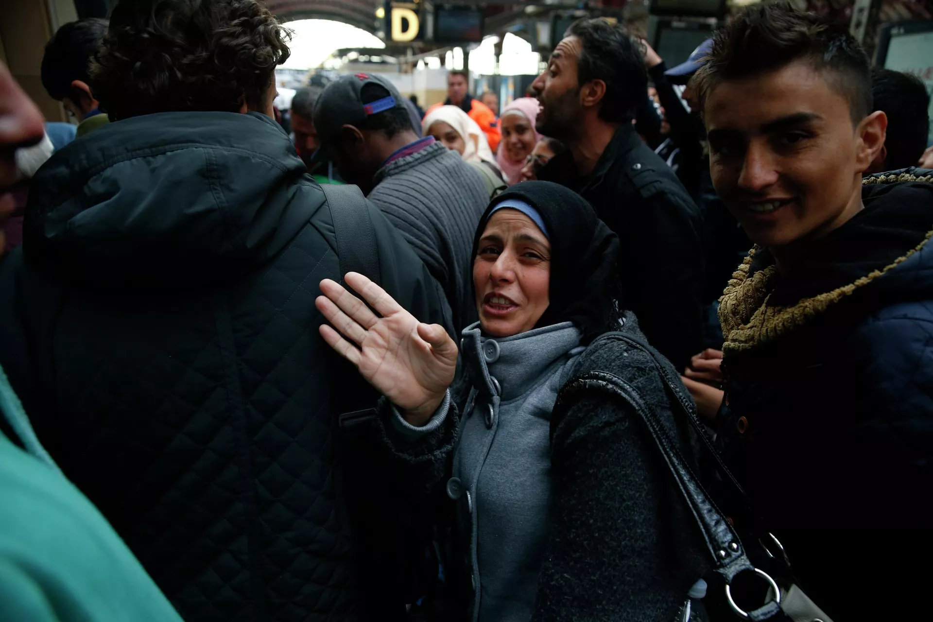 Беженцы из Сирии на железнодорожной станции в Копенгагене. 2015 год - РИА Новости, 1920, 14.06.2022