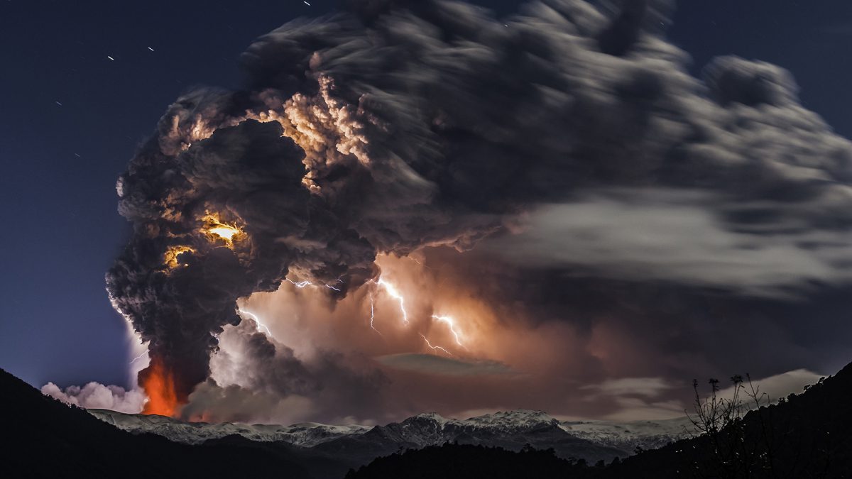 Устрашающие фотографии грязной грозы над вулканами вулканы,гроза,интересное,природа,природные явления