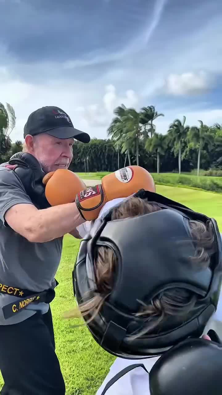 Последнее видео Чака Норриса на Гавайях: актер умер в больнице Норрис, актера, стало, Норриса, плохо, «Путь, боевых, сейчас, близнецами, которой, хорошей, близкие, Актеру, вместе, Спасибо, утром, Джиной, сердцем, беспокоить, видео