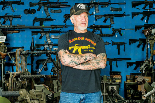 Самый вооруженный человек в Америке собрал 4000 стволов и показал свой арсенал автомат,Видео,оружие,Пространство,пулемет,самый вооруженный человек,США