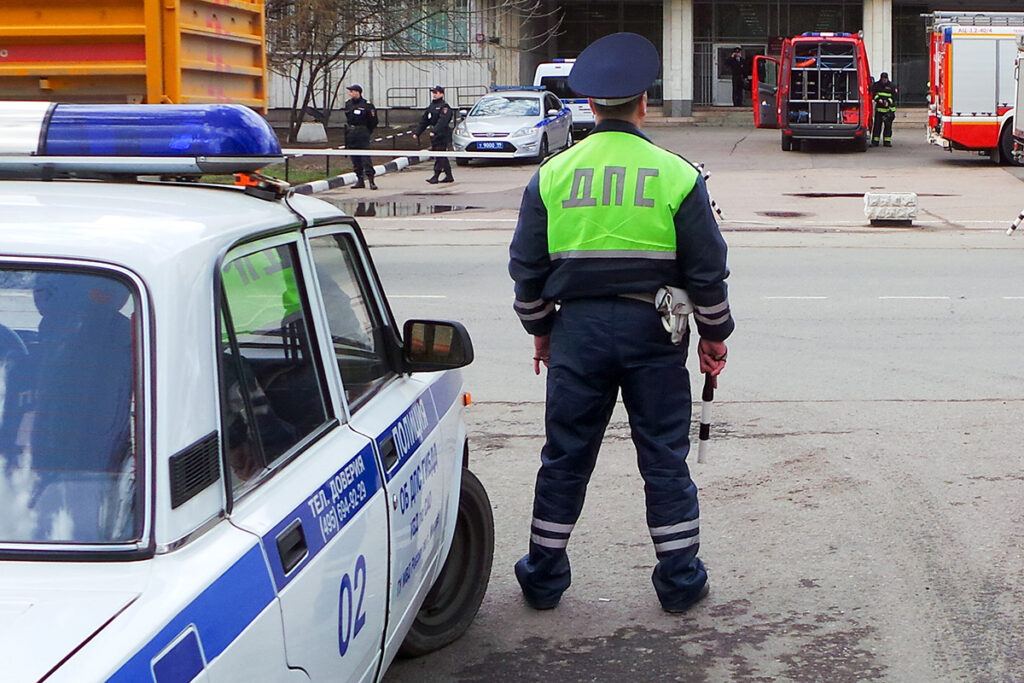 Мужчина напал с пистолетом на сотрудников ДПС в Москве