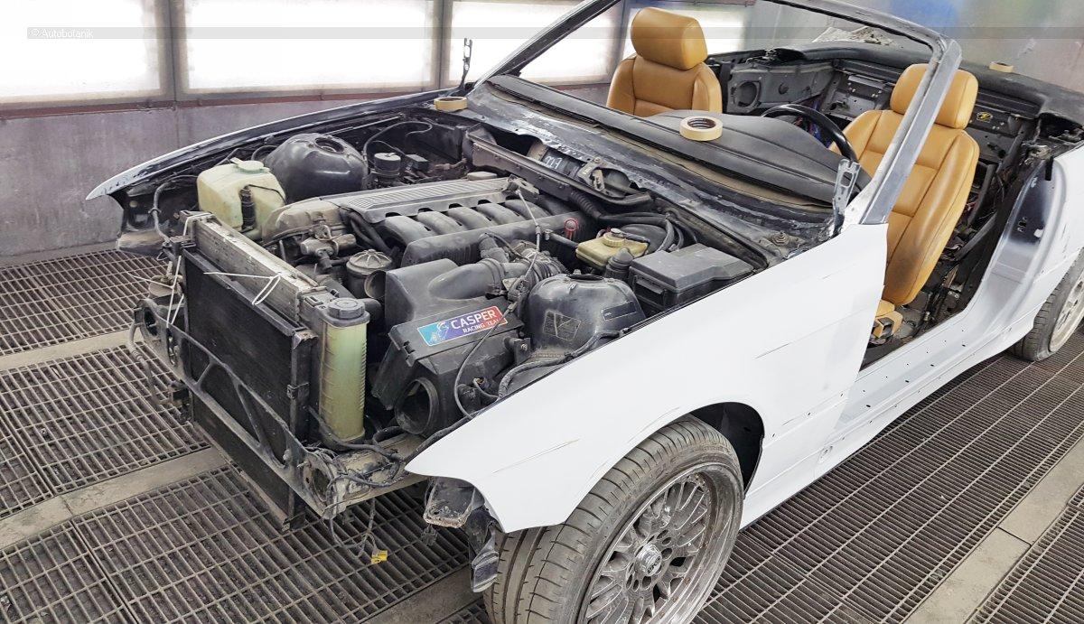 Свежий весенний цвет на старый кабриолет Свежий весенний цвет на старый кабриолет авто и мото