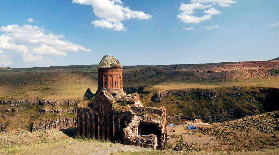 Ани
Турция
Город 1001 одной церкви был столицей Армении до 1045 года. Исследователи и сегодня поражаются величием местной архитектуры: древние зодчие создавали уникальные памятники, большая часть которых уже, к сожалению, разрушена.